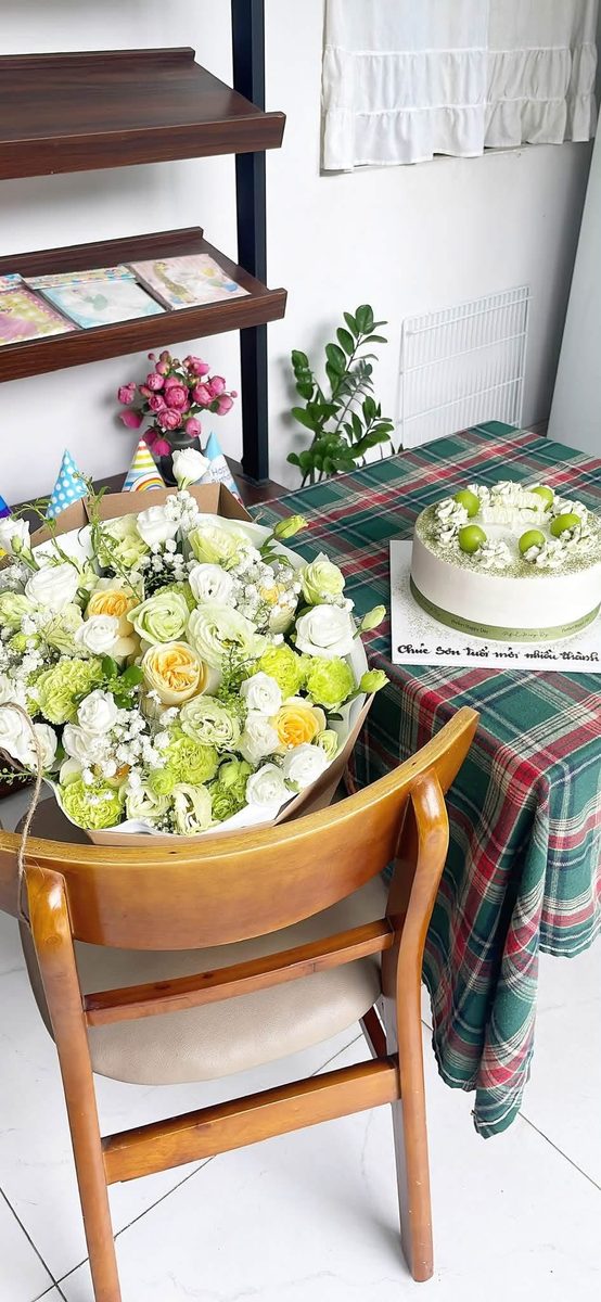 Bó hoa trắng xanh + bánh mini — mẫu 4556 MyMy Bakery