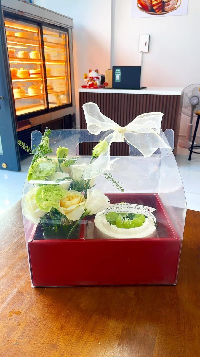 Hộp đỏ hoa + bánh matcha — mẫu 4593 MyMy Bakery